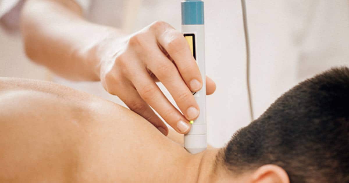Applicazione di laserterapia a bassa intensità sulla zona cervicale presso Studio Sette a Torino