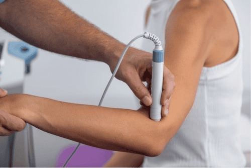 Trattamento con laser a bassa intensità sul gomito, indicato ad esempio per l'epicondilite, in fisioterapia a Torino