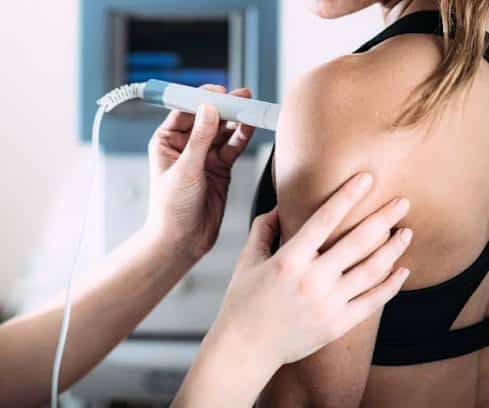Trattamento con laser a bassa intensità sulla spalla, indicato ad esempio per tendinite o borsite, in fisioterapia a Torino