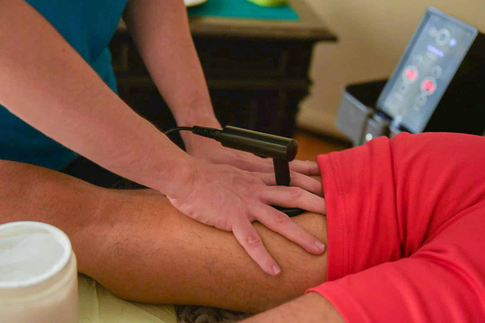 Applicazione di Tecar Terapia su esiti cicatrice da strappo muscolare alla coscia presso Studio Sette a Torino