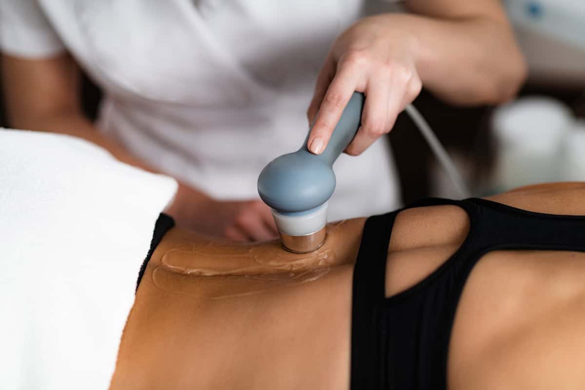 Trattamento di ultrasuonoterapia in seduta fisioterapica a Torino